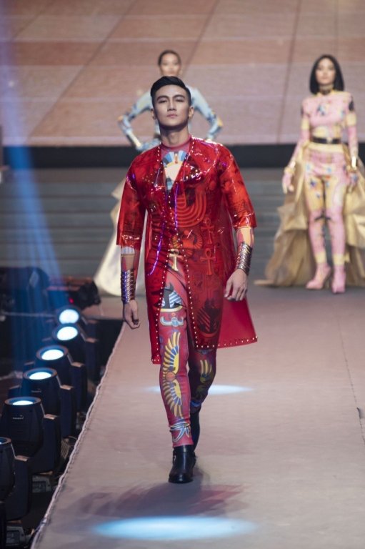 khan-gia-buc-xuc-khi-hoc-tro-thanh-hang-gianh-quan-quan-the-face-2018