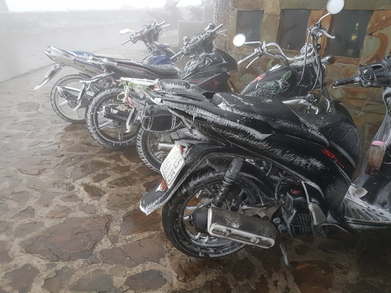 o-to-xe-may-de-nguoi-troi-dong-bang-tai-dinh-mau-son