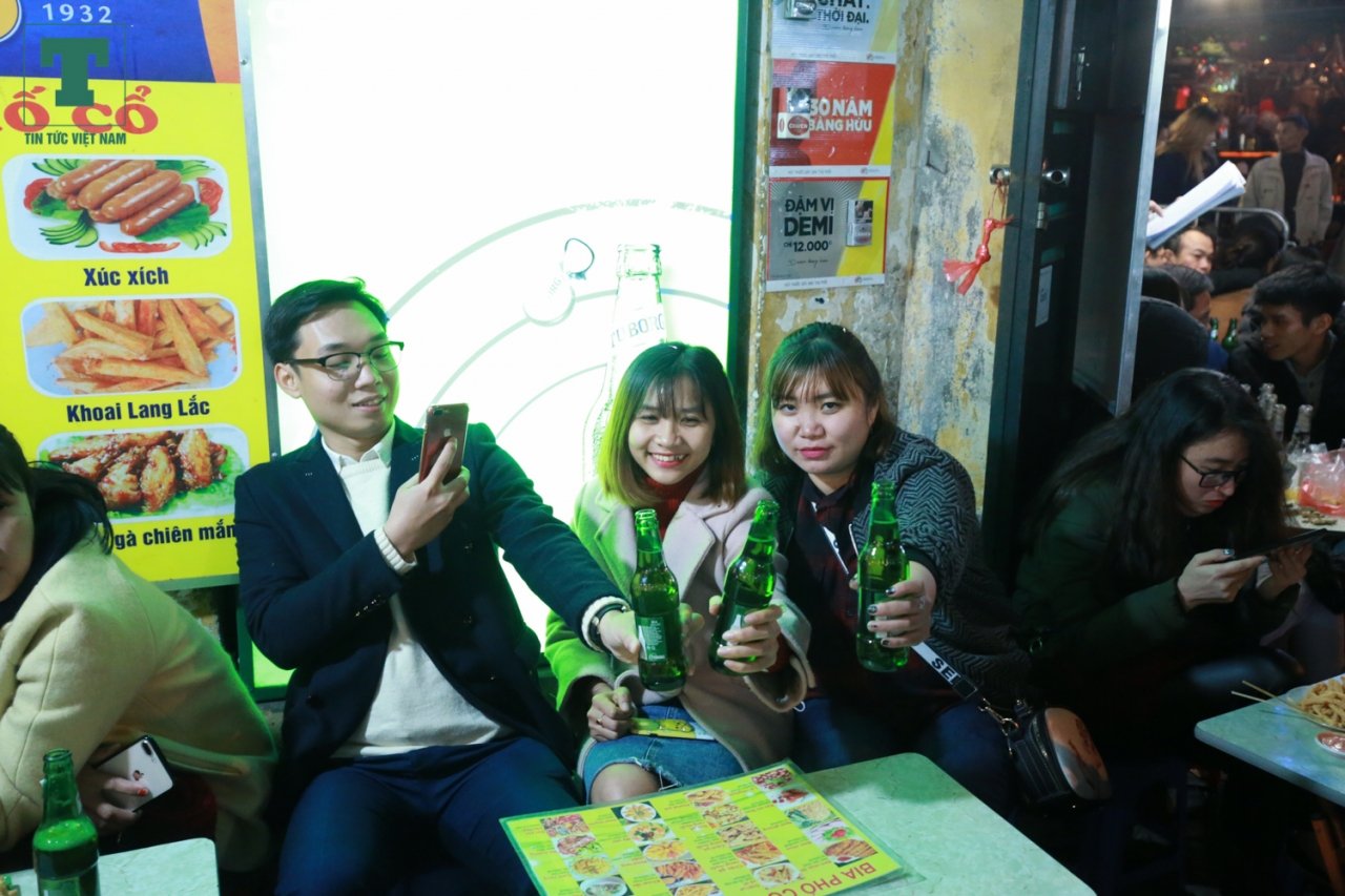 du-khach-nuoc-ngoai-chao-nhau-nu-hon-nong-chay-trong-thoi-khac-mung-nam-moi-2019