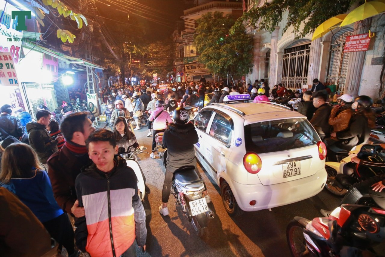 du-khach-nuoc-ngoai-chao-nhau-nu-hon-nong-chay-trong-thoi-khac-mung-nam-moi-2019