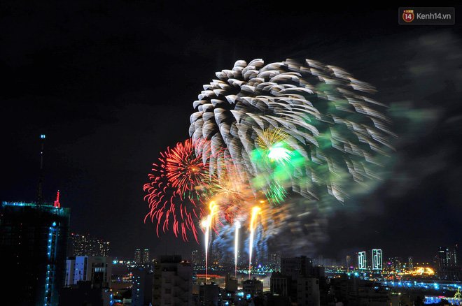 phao-da-no-ruc-bau-troi-chuc-mung-nam-moi-2019