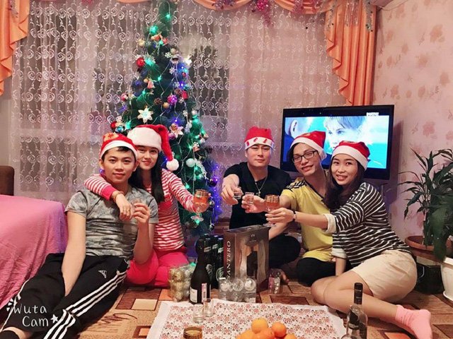  Cũng tại Nga, không xuống phố, các nghiên cứu sinh Việt Nam quây quần đón năm mới tại kí túc xá. 