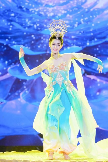 my-nhan-tan-cuong-dep-hon-dich-le-nhiet-ba-bi-chi-trich-khi-lam-mc