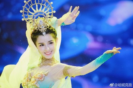 my-nhan-tan-cuong-dep-hon-dich-le-nhiet-ba-bi-chi-trich-khi-lam-mc