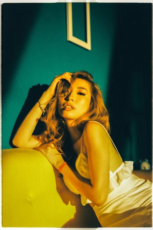 khong-tu-quynh-lot-xac-voi-hinh-anh-sexy-cuon-hut
