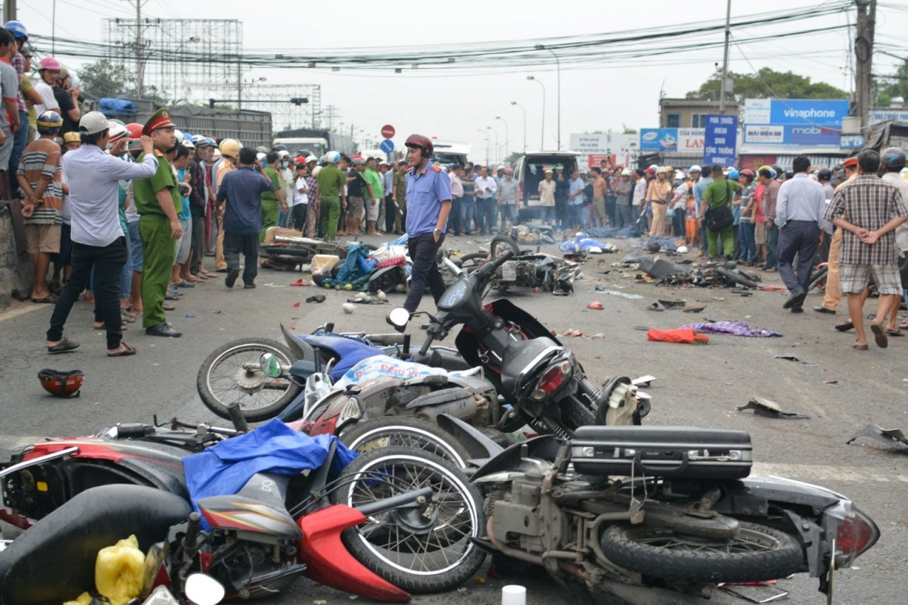 tai-xe-container-tong-hang-loat-xe-may-o-long-an-duong-tinh-voi-ma-tuy