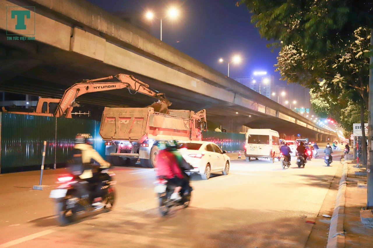 cong-nhan-trang-dem-xen-via-he-duong-vanh-dai-3