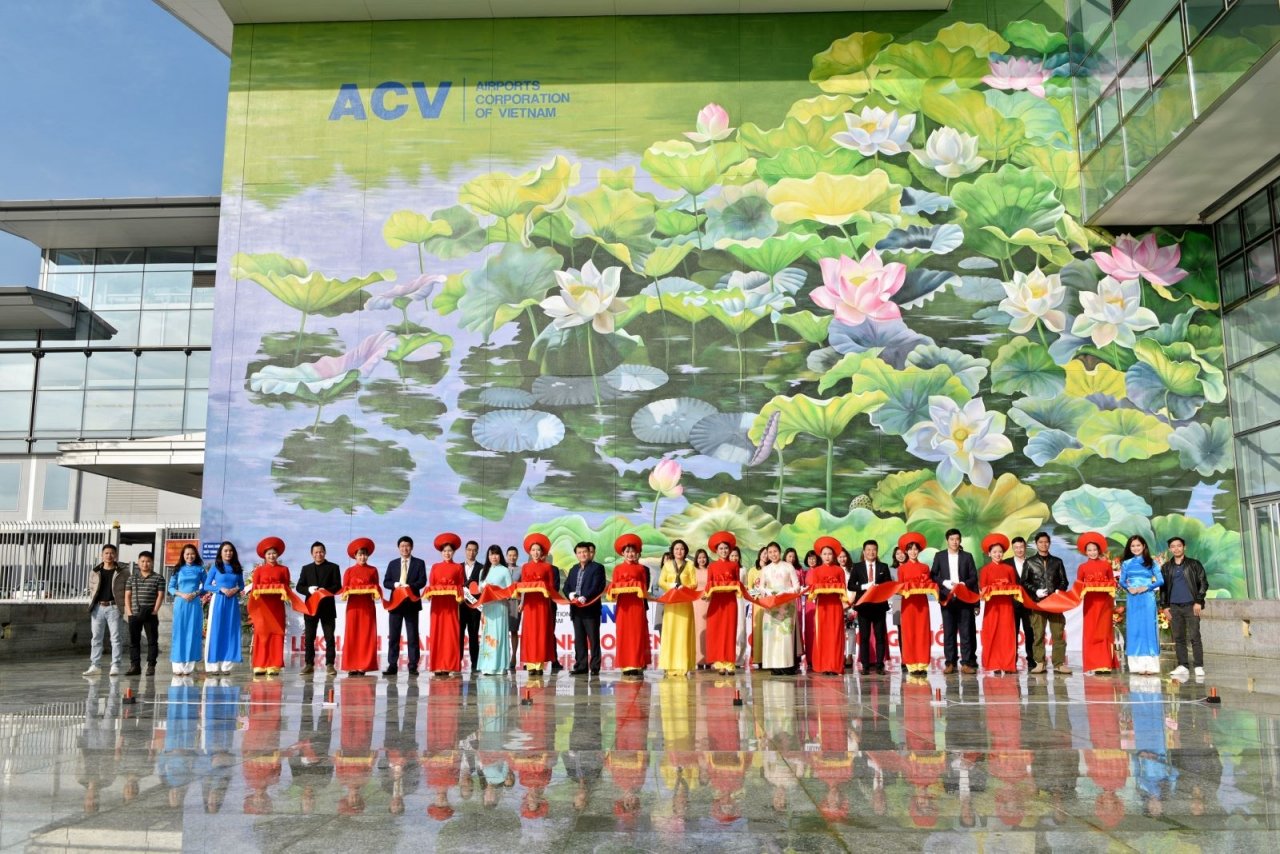 bat-ngo-voi-buc-tranh-sen-khong-lo-tai-san-bay-noi-bai