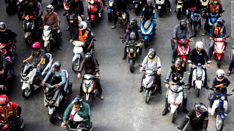 cnn-viet-ve-duong-pho-toan-tu-than-o-thai-lan
