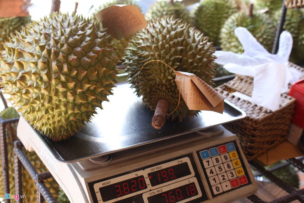 Sầu riêng 200 ngàn/kg, ăn tại chỗ cấm mang về nhà