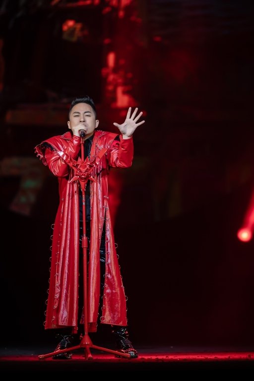 thu-phuong-khien-khan-gia-phat-cuong-khi-lan-dau-hat-nhac-an-thuyen