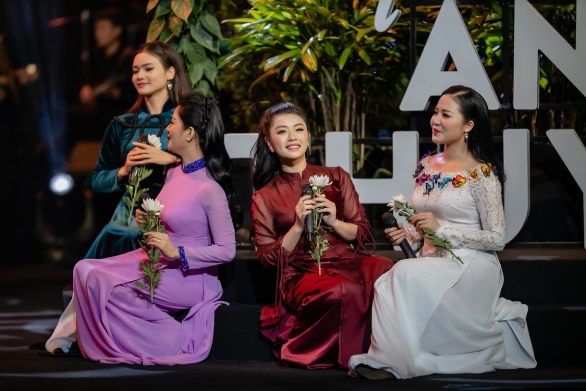 thu-phuong-khien-khan-gia-phat-cuong-khi-lan-dau-hat-nhac-an-thuyen