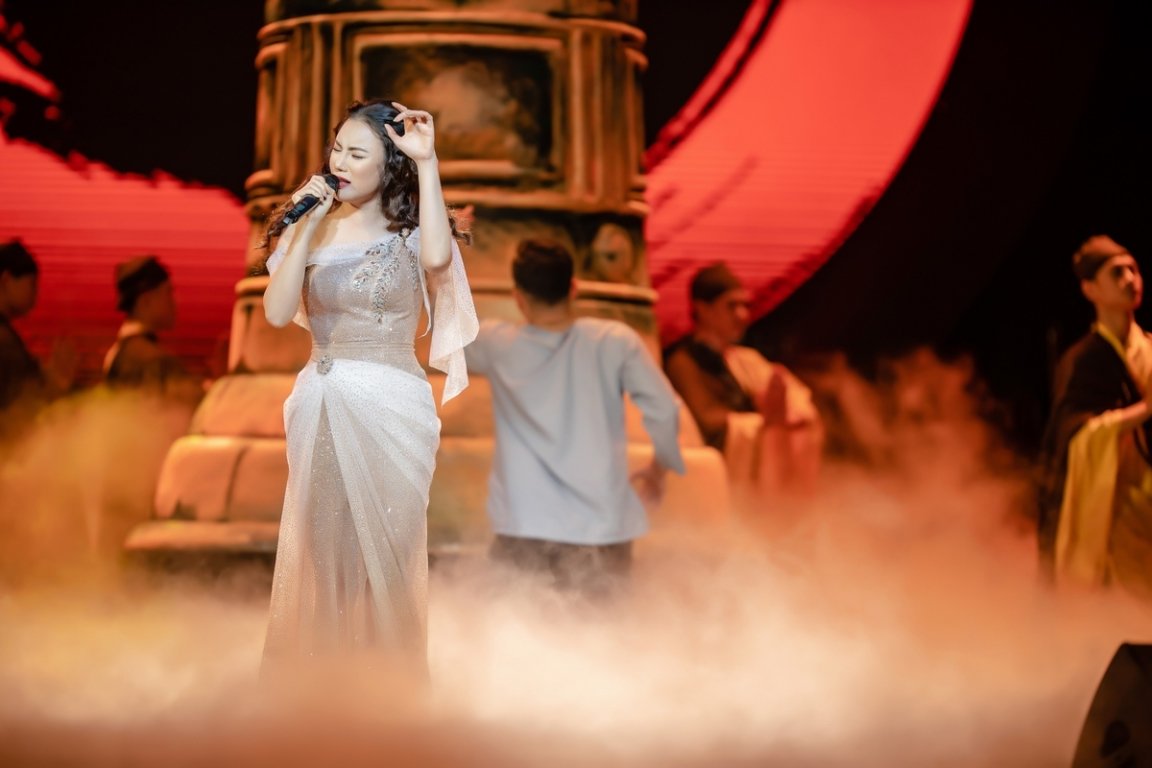 thu-phuong-khien-khan-gia-phat-cuong-khi-lan-dau-hat-nhac-an-thuyen