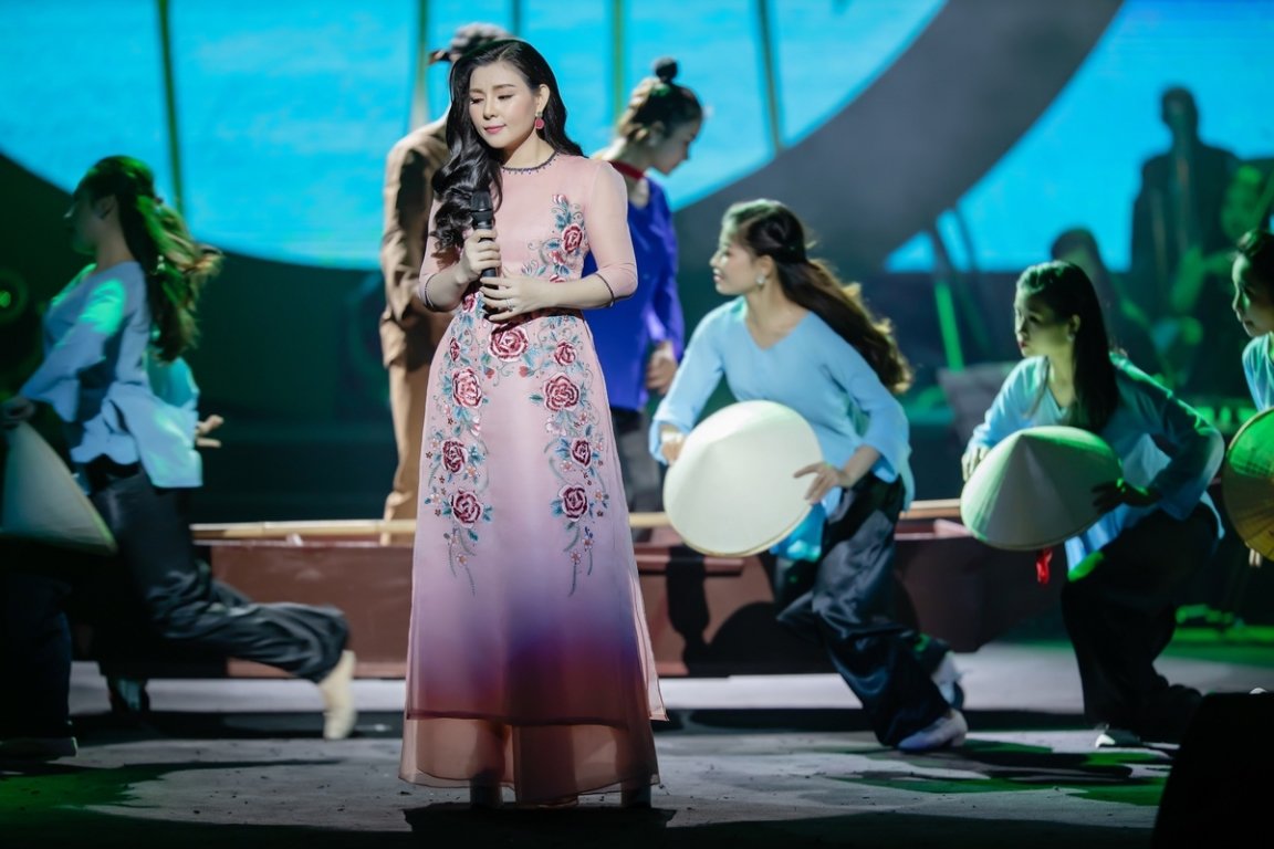 thu-phuong-khien-khan-gia-phat-cuong-khi-lan-dau-hat-nhac-an-thuyen