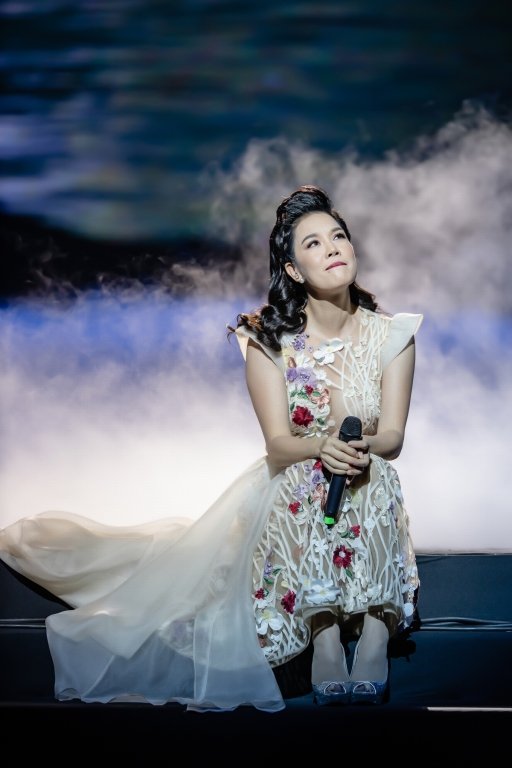 thu-phuong-khien-khan-gia-phat-cuong-khi-lan-dau-hat-nhac-an-thuyen