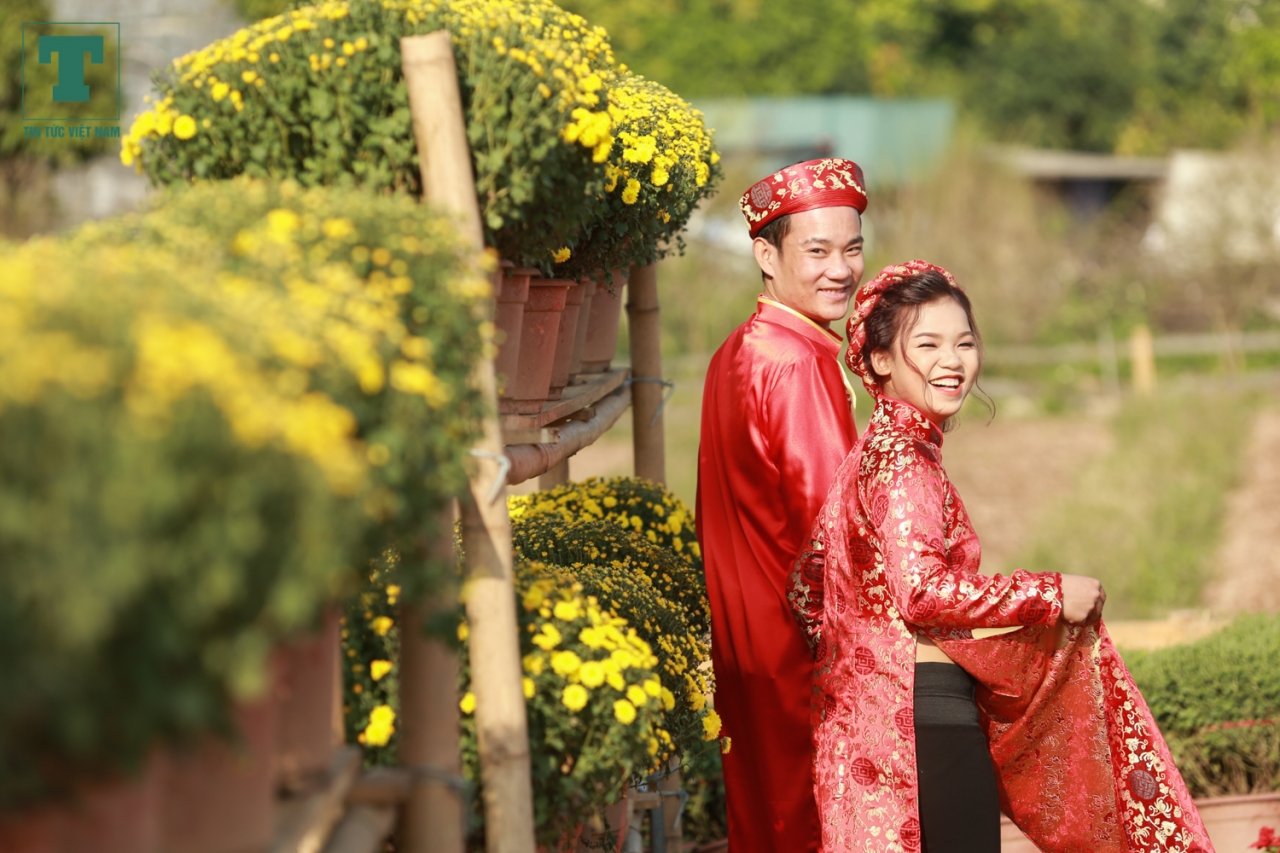 nong-dan-ghep-hang-van-cay-hoa-thanh-chiec-cup-vo-dich-co-vu-doi-tuyen-bong-da-viet-nam
