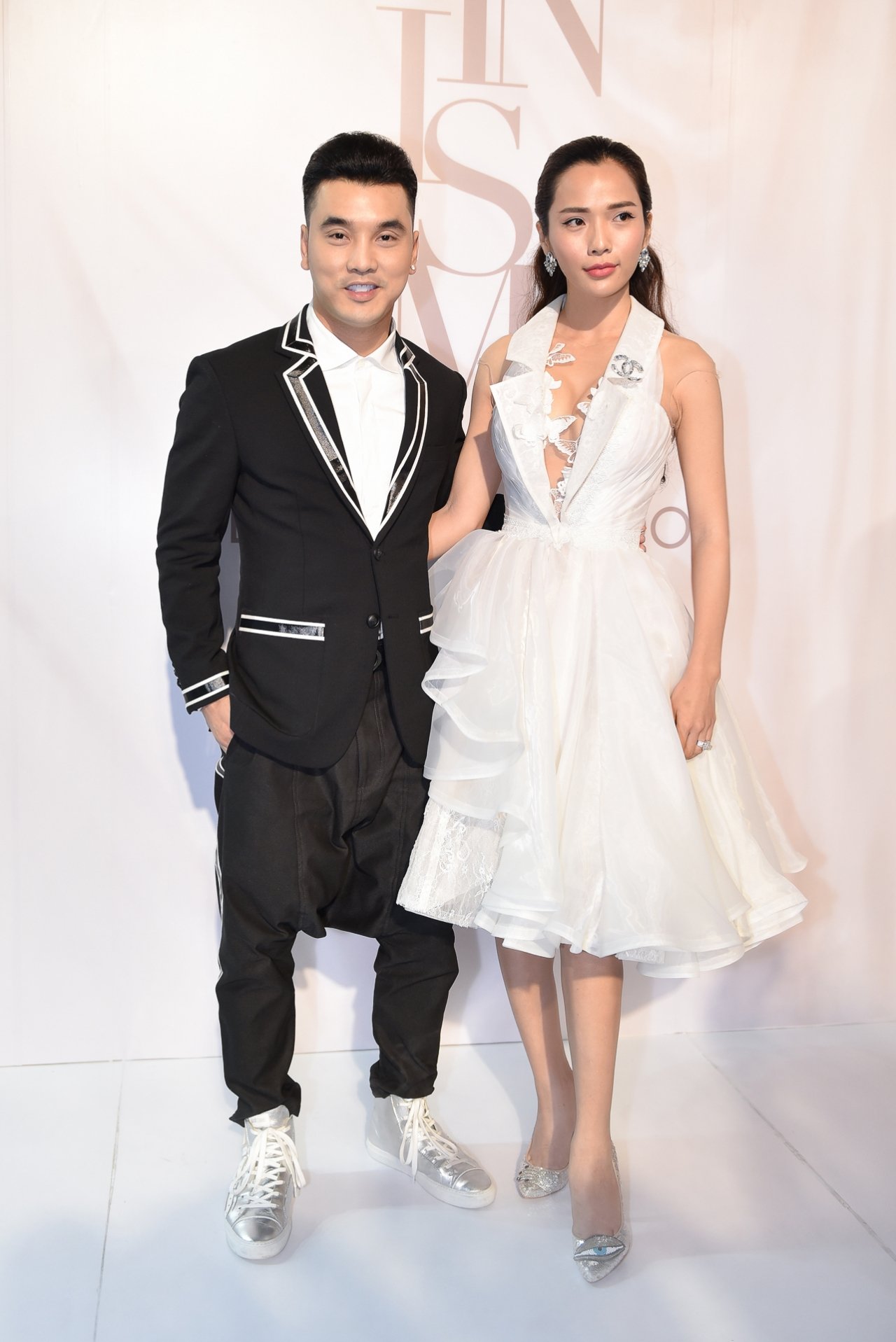 diva-hong-nhung-do-sac-voi-dan-hoa-hau-tre-dep-sexy-tren-tham-do