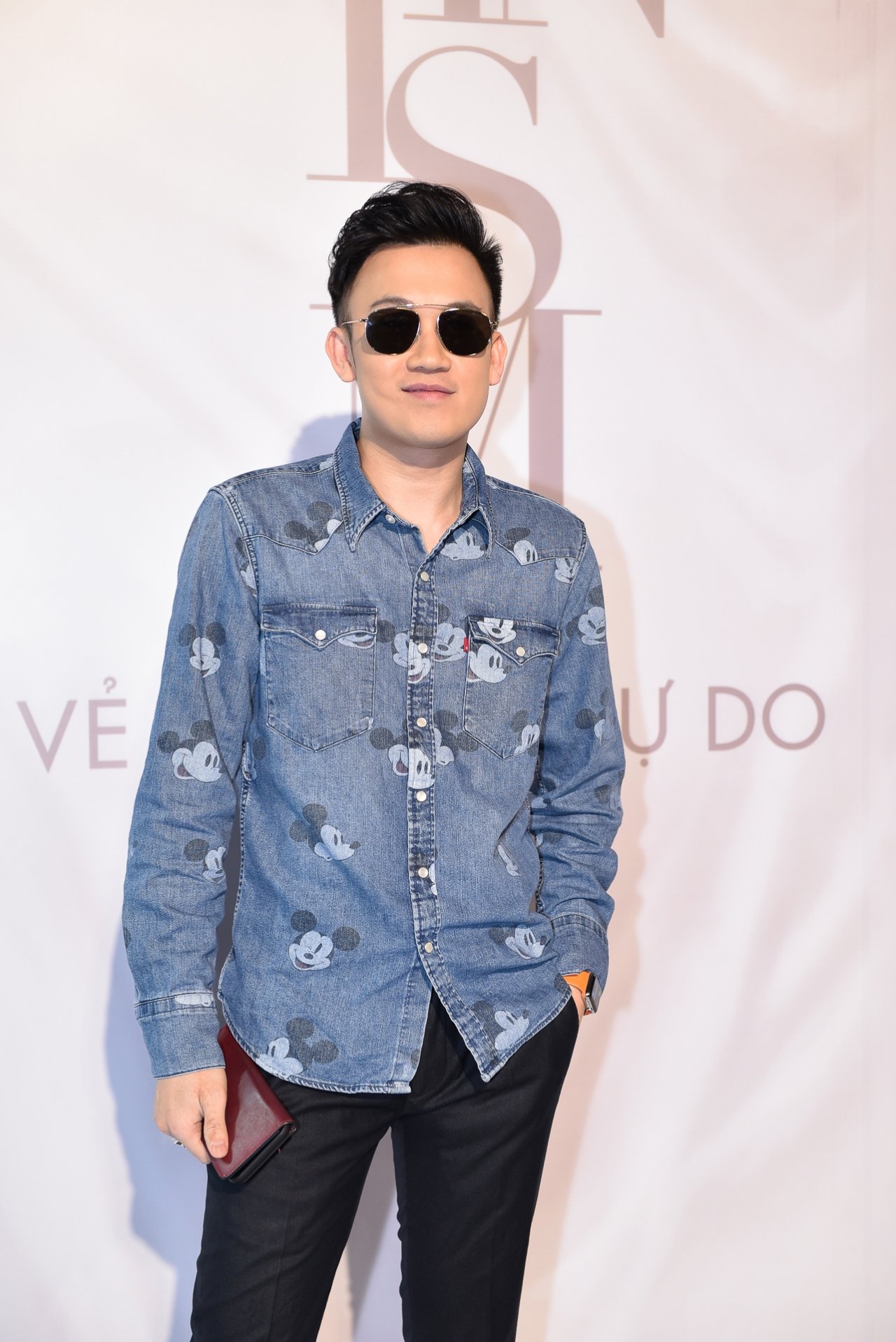 diva-hong-nhung-do-sac-voi-dan-hoa-hau-tre-dep-sexy-tren-tham-do