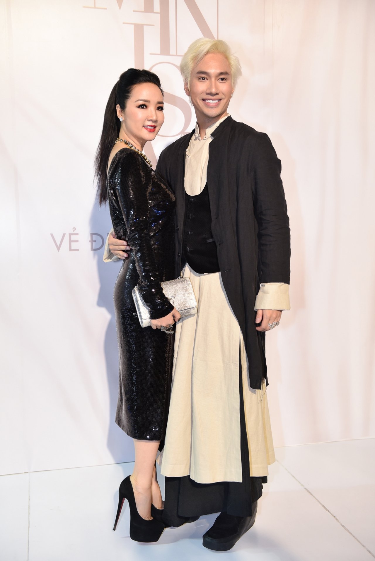 diva-hong-nhung-do-sac-voi-dan-hoa-hau-tre-dep-sexy-tren-tham-do