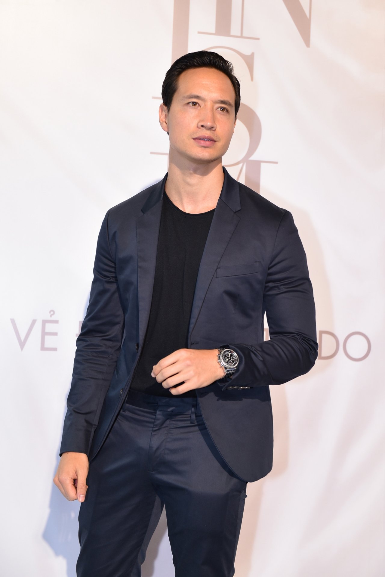 diva-hong-nhung-do-sac-voi-dan-hoa-hau-tre-dep-sexy-tren-tham-do