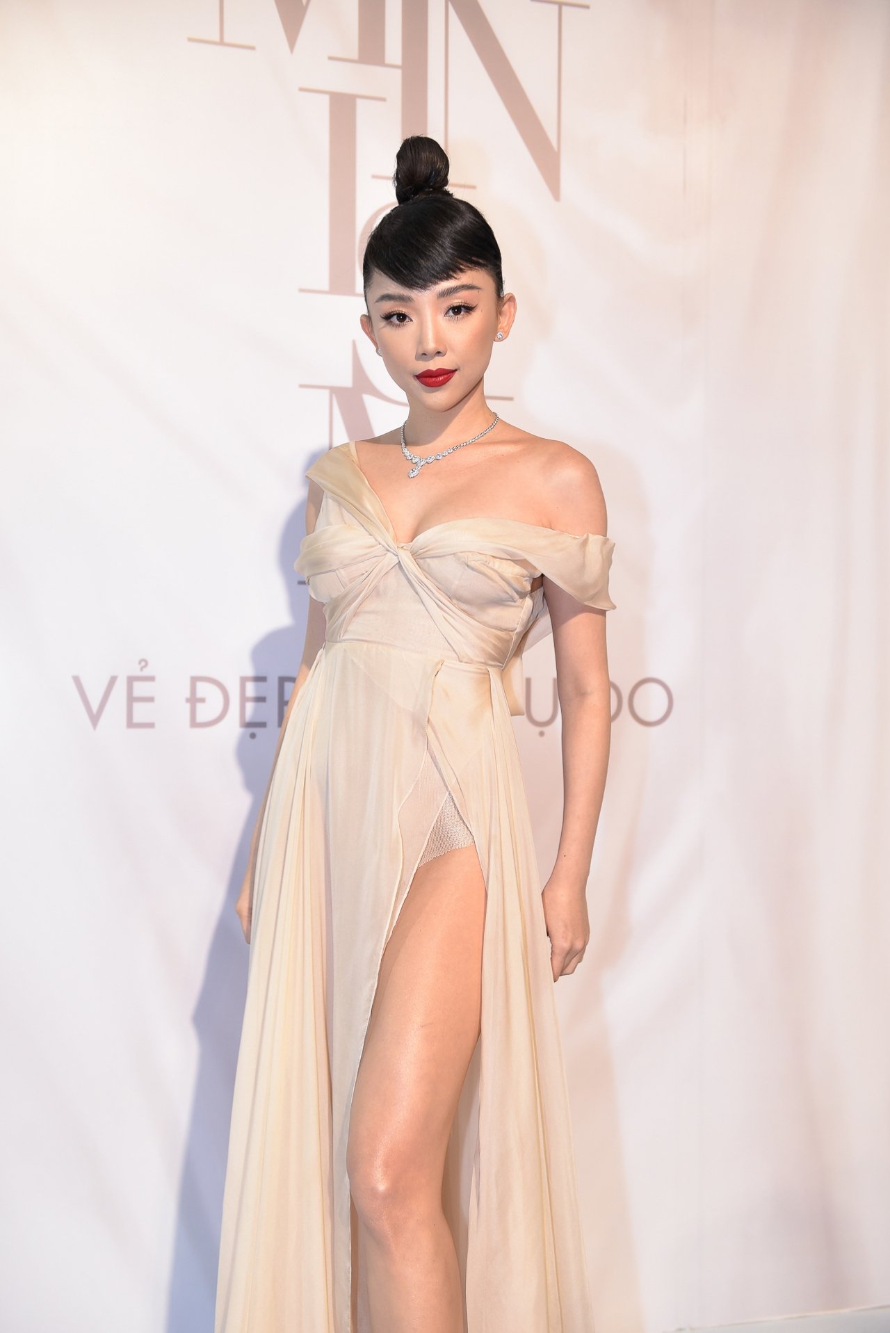 diva-hong-nhung-do-sac-voi-dan-hoa-hau-tre-dep-sexy-tren-tham-do