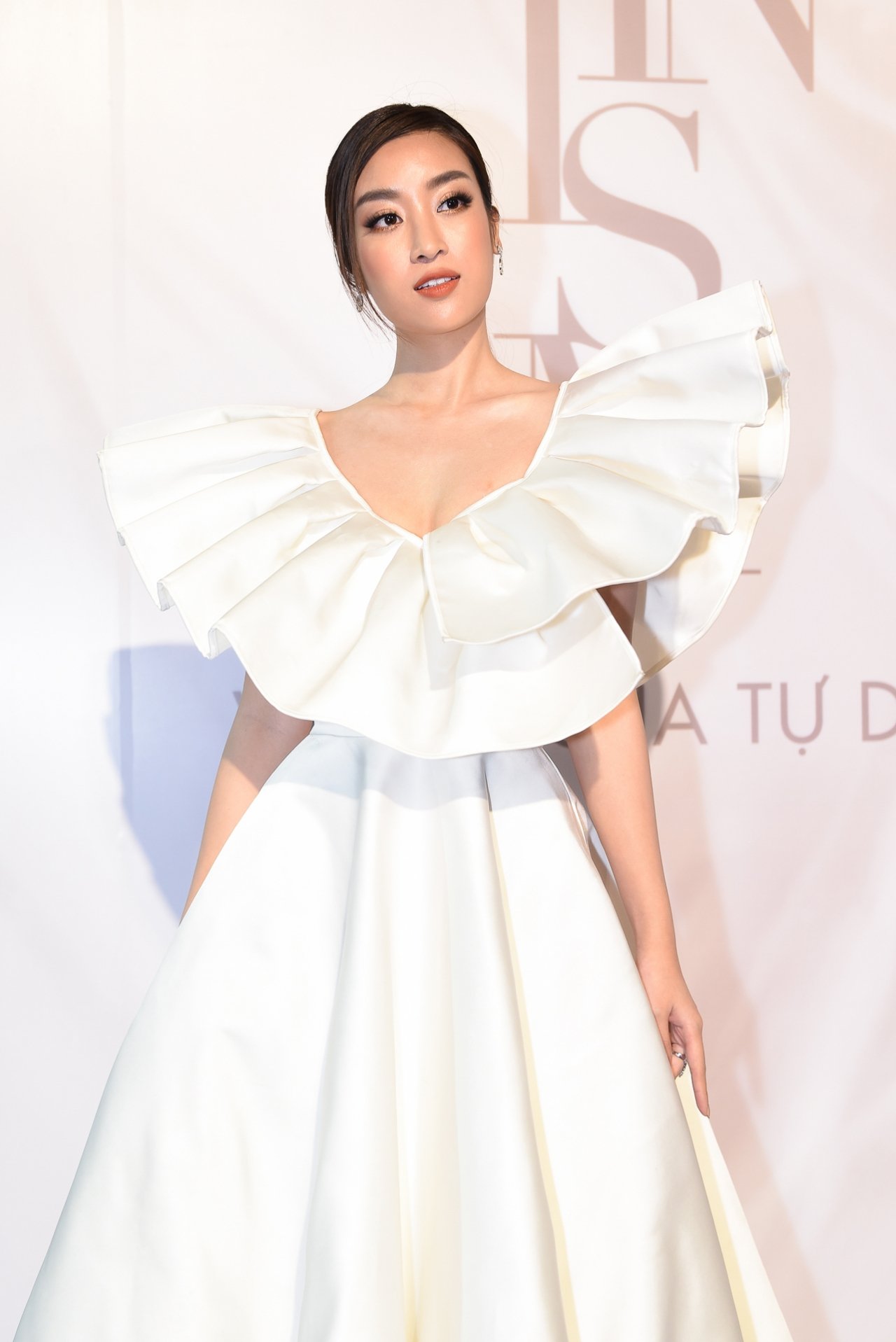 diva-hong-nhung-do-sac-voi-dan-hoa-hau-tre-dep-sexy-tren-tham-do