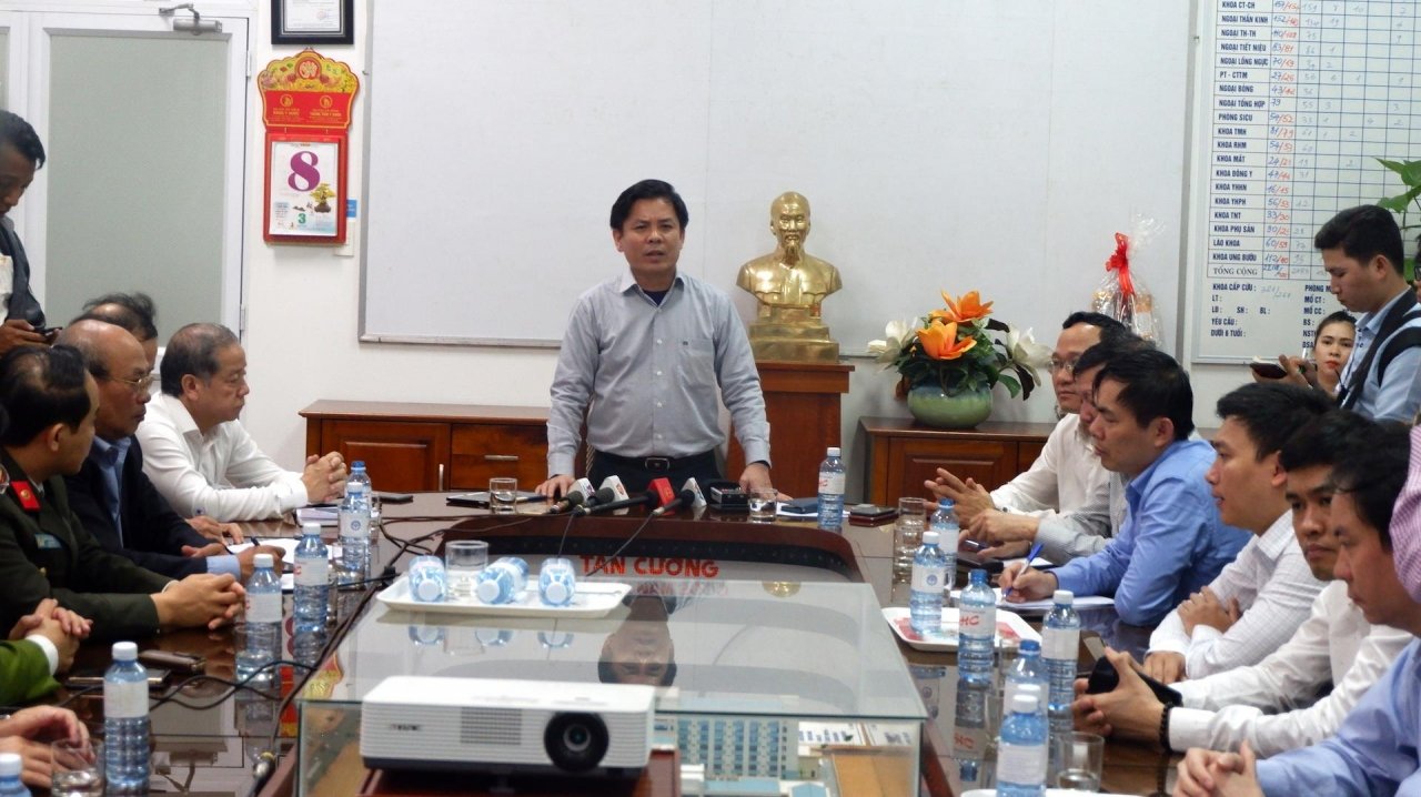 xe-khach-roi-xuong-vuc-o-deo-hai-van-tai-xe-khai-gi
