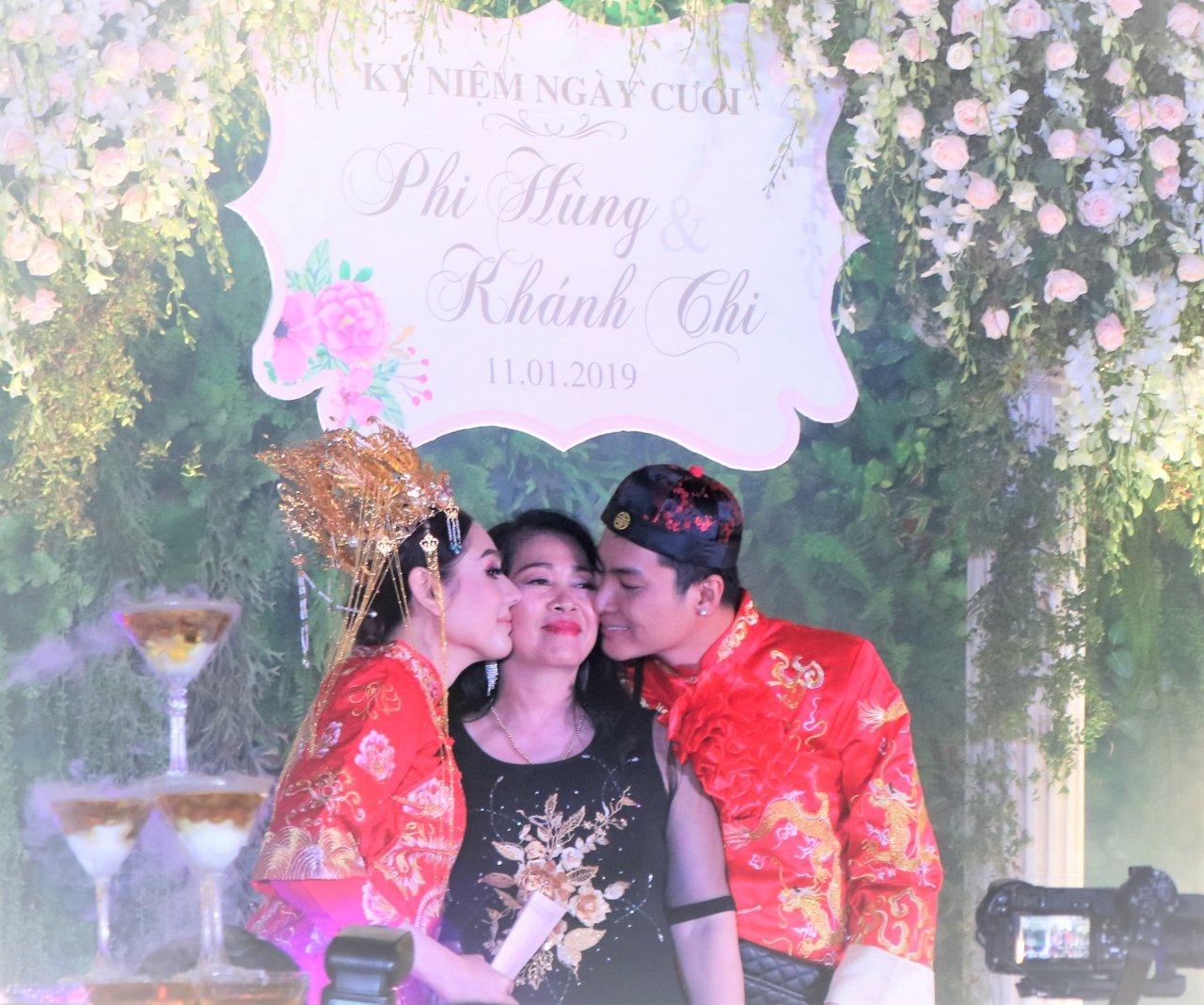 lam-khanh-chi-duoc-me-chong-tang-qua-khung