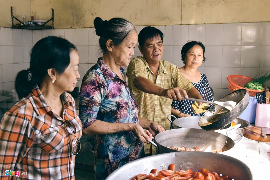 Ông chú không biết chạy xe máy dành cả thanh xuân nấu cơm từ thiện hình ảnh 8 Ong chu khong biet chay xe may danh ca thanh xuan nau com tu thien hinh anh 8