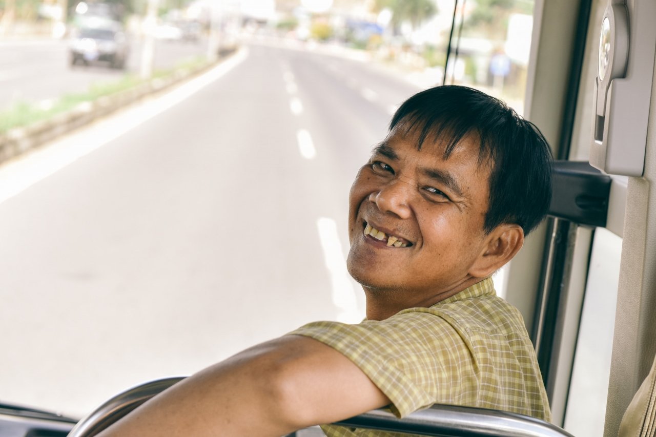 Ong chu khong biet chay xe may danh ca thanh xuan nau com tu thien hinh anh 22