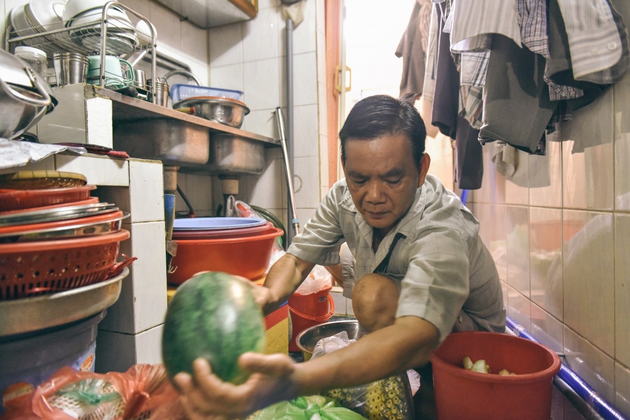 Ông chú không biết chạy xe máy dành cả thanh xuân nấu cơm từ thiện hình ảnh 16 Ong chu khong biet chay xe may danh ca thanh xuan nau com tu thien hinh anh 16