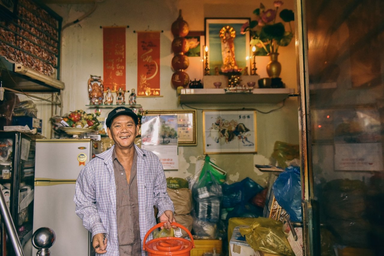 Ông chú không biết chạy xe máy dành cả thanh xuân nấu cơm từ thiện hình ảnh 2 Ong chu khong biet chay xe may danh ca thanh xuan nau com tu thien hinh anh 2