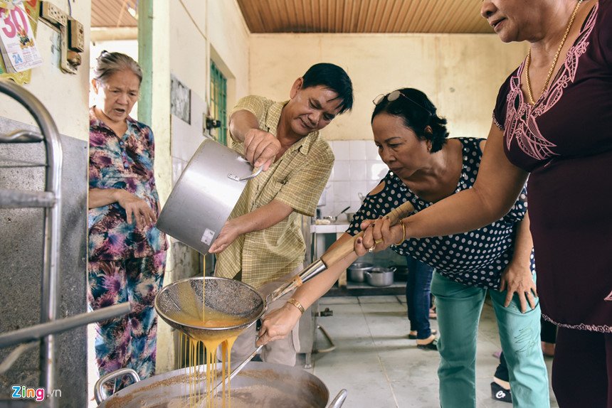 Ông chú không biết chạy xe máy dành cả thanh xuân nấu cơm từ thiện hình ảnh 9 Ong chu khong biet chay xe may danh ca thanh xuan nau com tu thien hinh anh 9