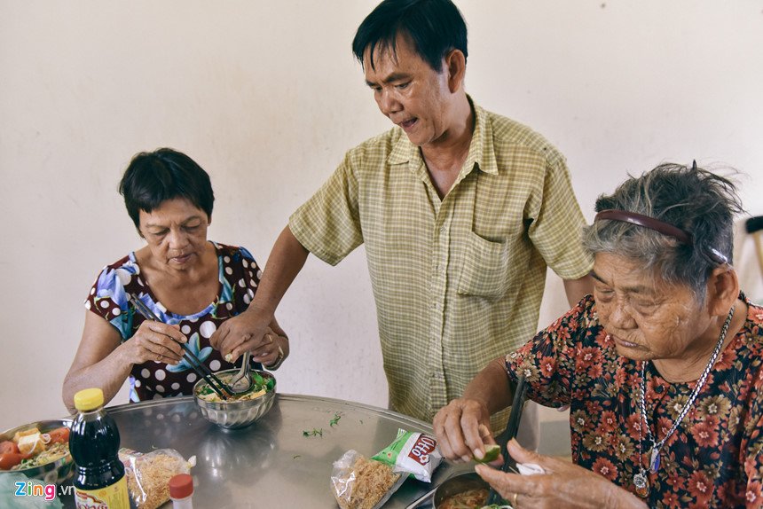 Ông chú không biết chạy xe máy dành cả thanh xuân nấu cơm từ thiện hình ảnh 12 Ong chu khong biet chay xe may danh ca thanh xuan nau com tu thien hinh anh 12