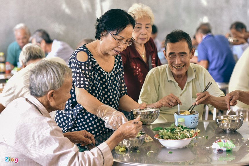 Ông chú không biết chạy xe máy dành cả thanh xuân nấu cơm từ thiện hình ảnh 13 Ong chu khong biet chay xe may danh ca thanh xuan nau com tu thien hinh anh 13