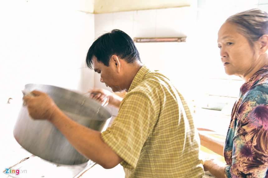Ông chú không biết chạy xe máy dành cả thanh xuân nấu cơm từ thiện hình ảnh 10 Ong chu khong biet chay xe may danh ca thanh xuan nau com tu thien hinh anh 10