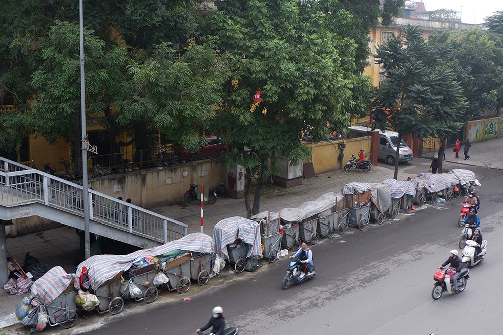 nguoi-dan-phong-toa-bai-rac-nam-son-nhieu-tuyen-pho-o-ha-noi-ngap-trong-rac