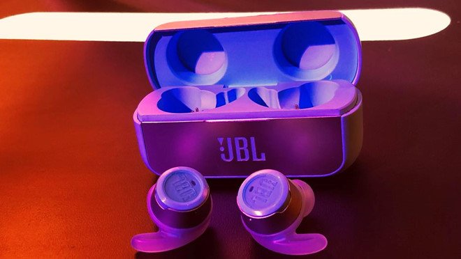 nhung-mau-tai-nghe-doi-thu-cua-apple-airpods-ra-mat-o-ces-2019