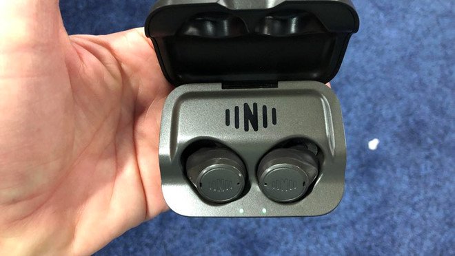 nhung-mau-tai-nghe-doi-thu-cua-apple-airpods-ra-mat-o-ces-2019