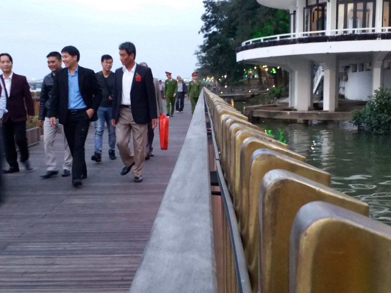 chinh-thuc-dua-vao-su-dung-cay-cau-go-lim-tien-ty-tren-song-huong