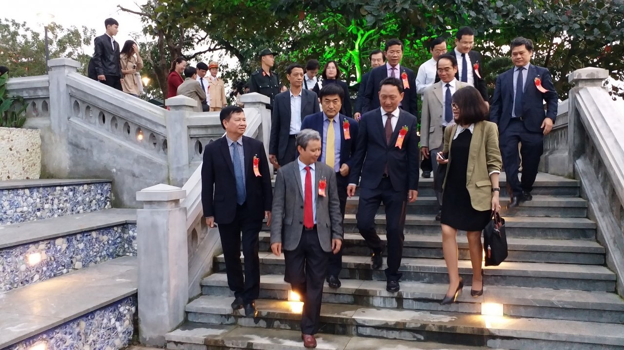 chinh-thuc-dua-vao-su-dung-cay-cau-go-lim-tien-ty-tren-song-huong