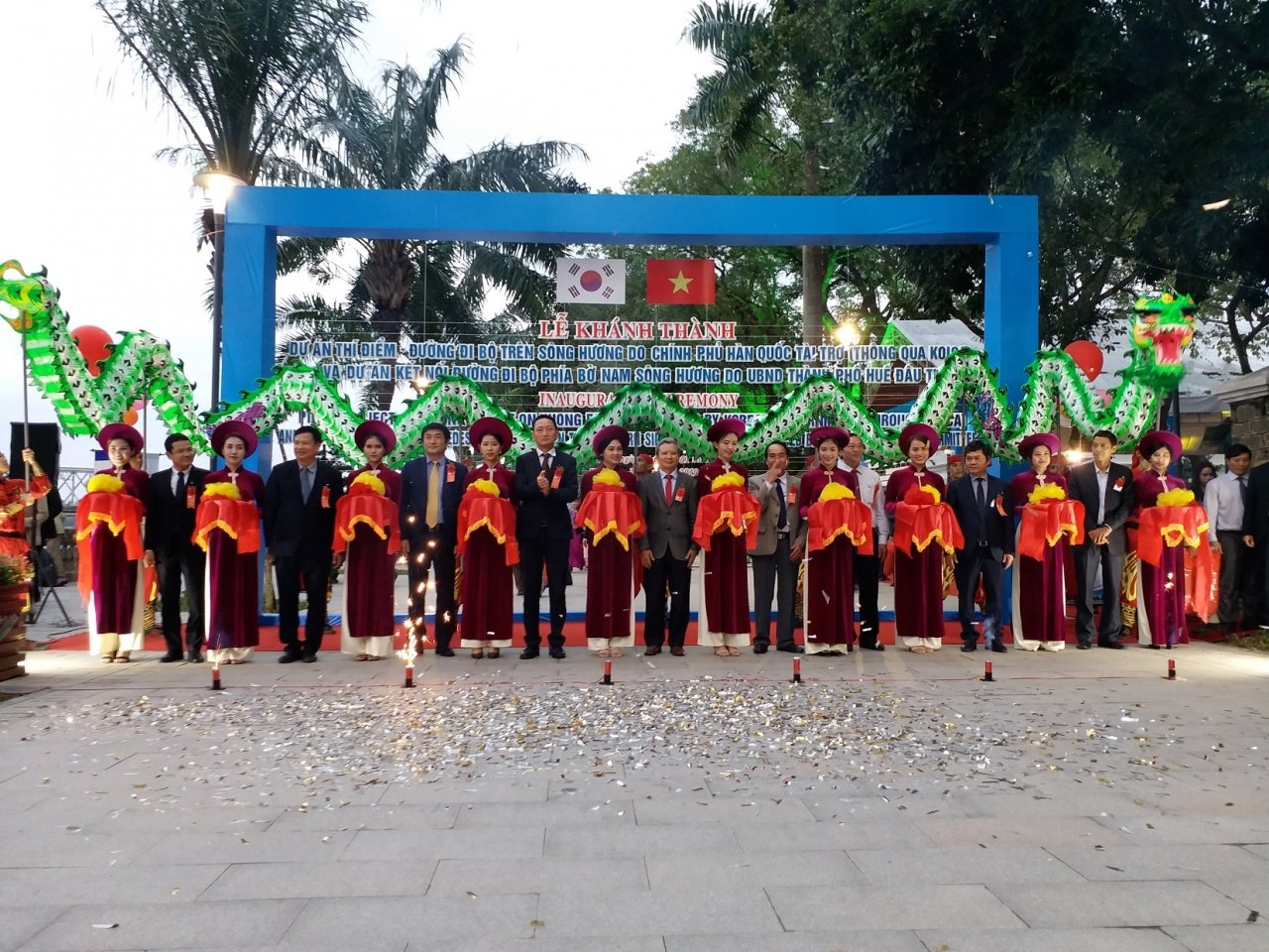 chinh-thuc-dua-vao-su-dung-cay-cau-go-lim-tien-ty-tren-song-huong