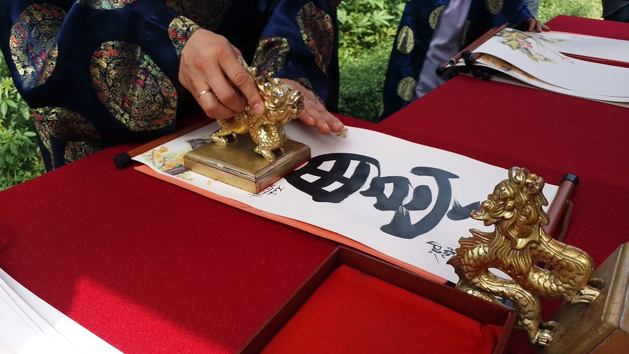 den-hue-choi-gi-trong-dip-tet-nguyen-dan