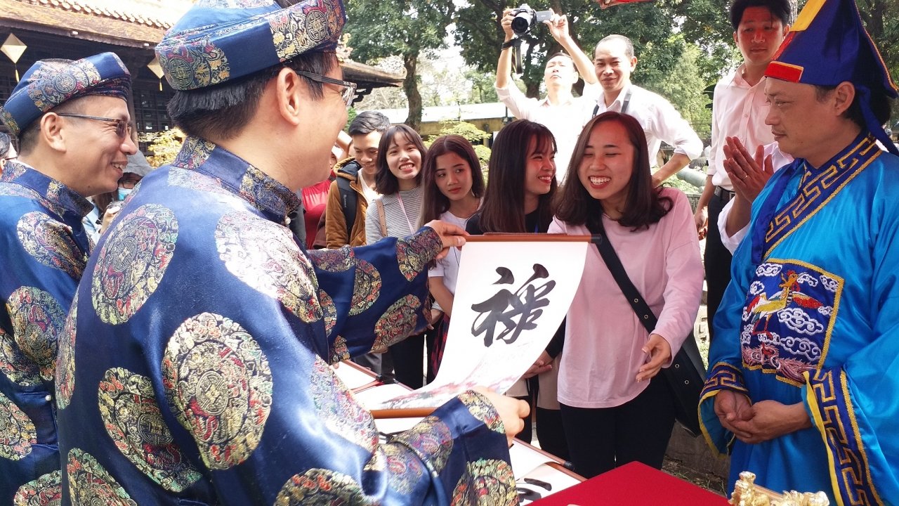 den-hue-choi-gi-trong-dip-tet-nguyen-dan