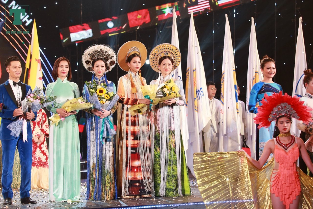 ao-dai-be-mac-du-lich