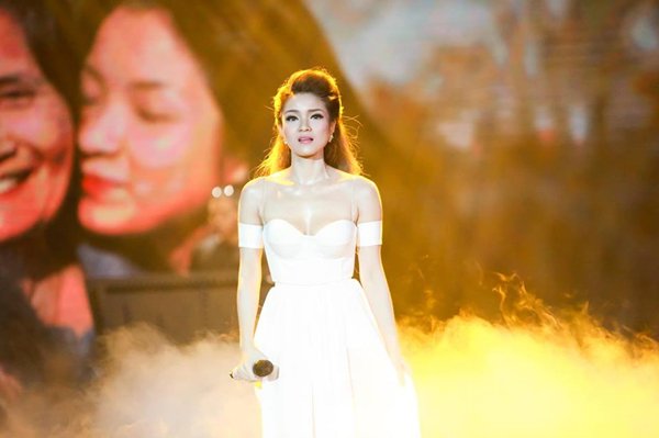 thuy-top-chua-bao-gio-co-tinh-hay-mong-muon-lam-bieu-tuong-sexy