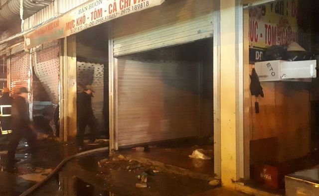 Lửa bốc lên trong đêm tại chợ đầu mối lớn nhất Thanh Hóa - 5
