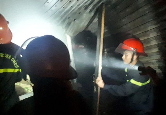 Lửa bốc lên trong đêm tại chợ đầu mối lớn nhất Thanh Hóa - 4