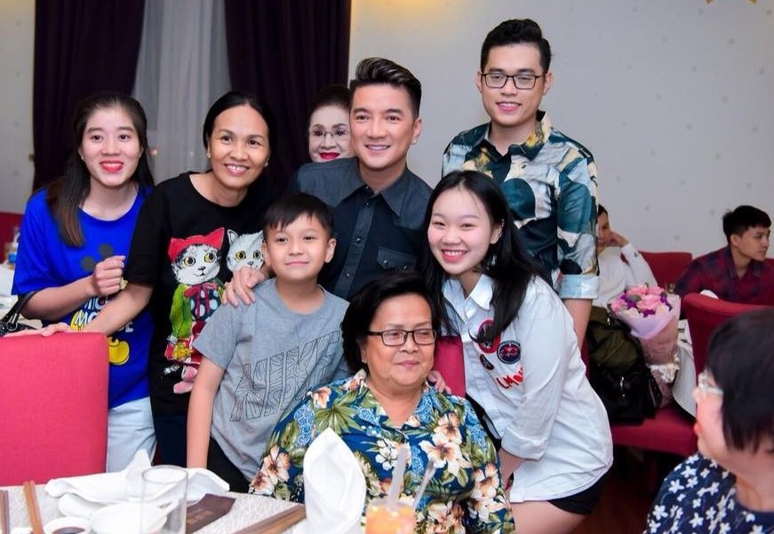 dam-vinh-hung-to-chuc-tiec-sinh-nhat-cho-me-ruot-sau-on-ao-tra-no-20-ty-dong