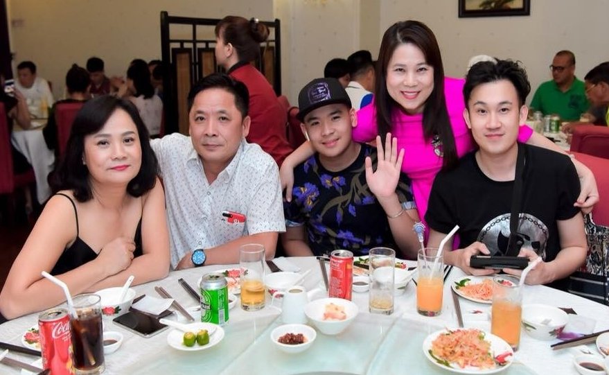 dam-vinh-hung-to-chuc-tiec-sinh-nhat-cho-me-ruot-sau-on-ao-tra-no-20-ty-dong
